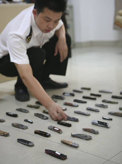 杭州萧山机场海关查获管制刀具44把