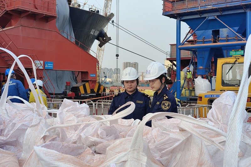 图为：海关关员对进口化肥进行监管++高晴摄