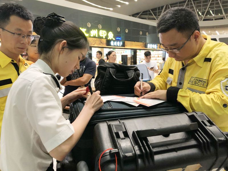 泰国普吉岛沉船事故首批幸存者归国 杭州海关提供快速通关服务(图)